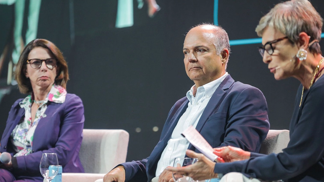 Andrea Menezes, das Lojas Marisa, Manoel Cortez, da Impacto Energia e da Petrobahia, e a moderadora Adriana Muratore, do IBGC