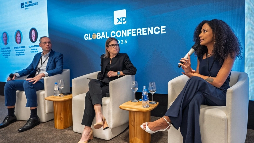 Da esquerda para a direita: Luis Oliveira, da PIMCO; Isabella Nunes, do JP Morgan Asset Management; e Clara Sodré, da XP. | Créditos: Divulgação