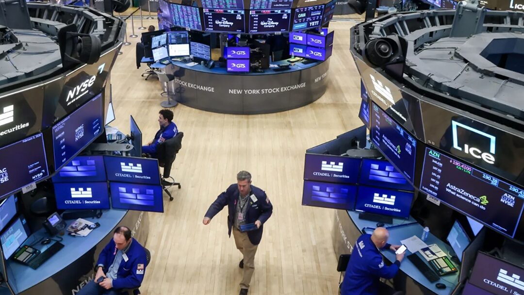Operadores trabalham no pregão da Bolsa de Valores de Nova York (NYSE). | Foto: Michael Nagle/Bloomberg
